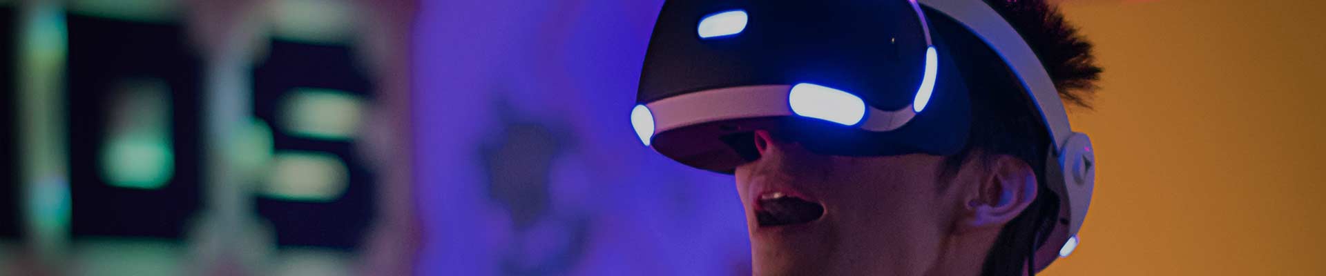 Tecnología de la información e industrias creativas Hombre con gafas de realidad aumentada