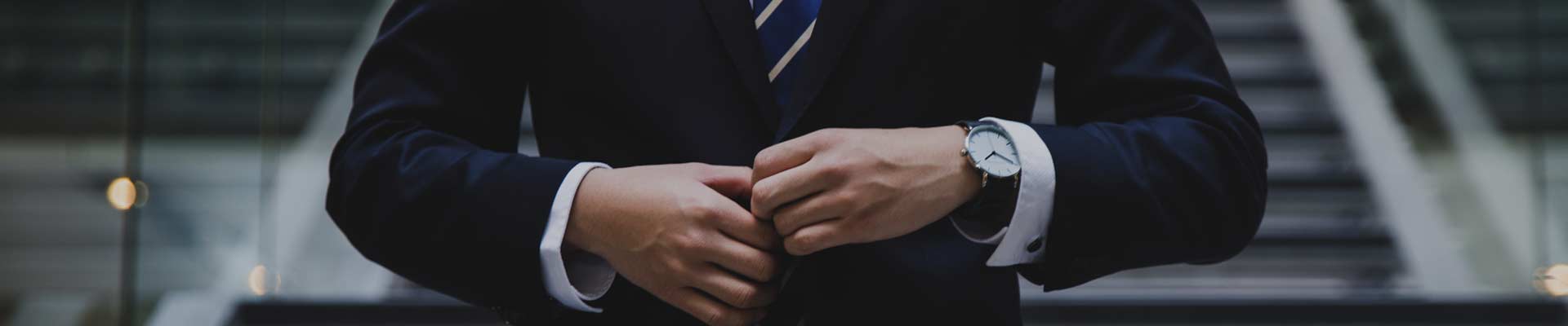 Pasos para establecerse en Colombia Empresario en traje elegante