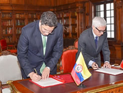 Colombia y Francia firman acuerdo de protección de inversiones