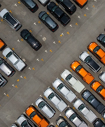 Conjunto de carros en parqueadero