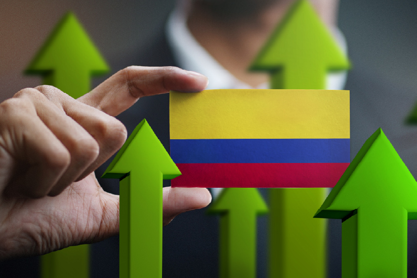 empresario mirando el crecimiento de los sectores de inversión en Colombia.