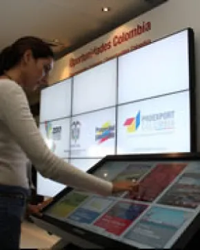 Pantallas interactivas con oportunidades de negocios en cumbre empresarial