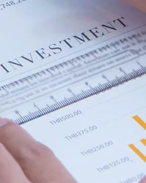 Hombre revisando un documento financiero.