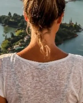 Woman in one of Colombian sustainable tourism destinations, which is part of sustainable tours developed thanks to the growth of ecotourism. 