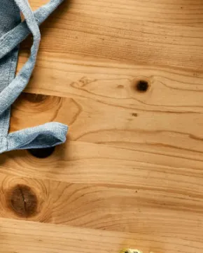 Mujer creando prendas para la industria textil colombiana