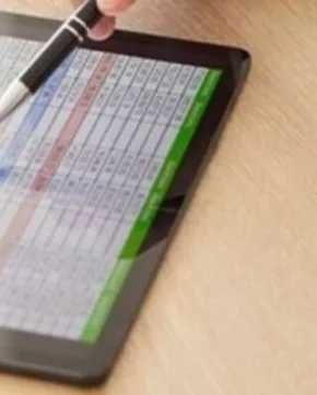 Asesor explicando el registro IED en Banco República 
