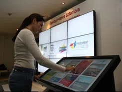 Pantallas interactivas con oportunidades de negocios en cumbre empresarial