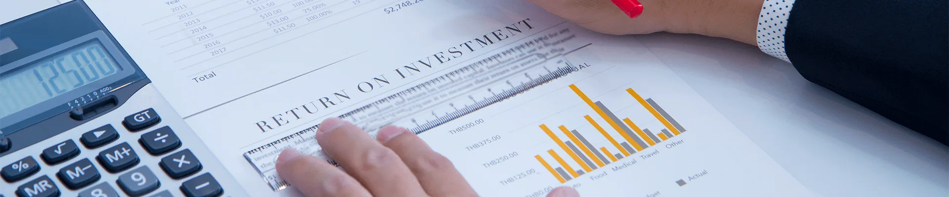 Hombre revisando un documento financiero.