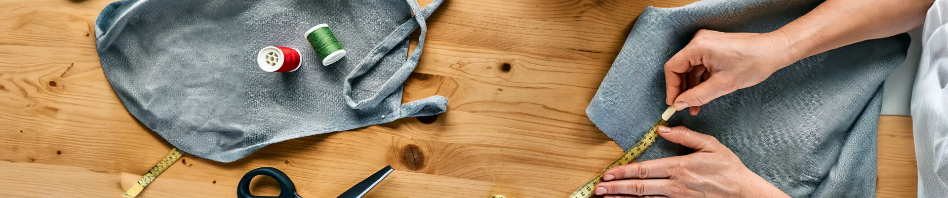 Mujer creando prendas para la industria textil colombiana