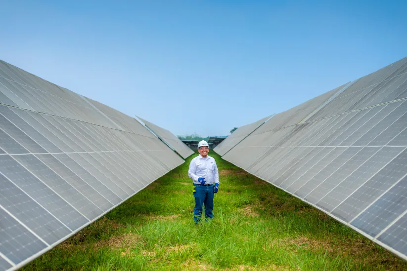 Worker in a solar plant from a green hydrogen plant, one of the best sustainable alternatives that uses innovative green technologies.