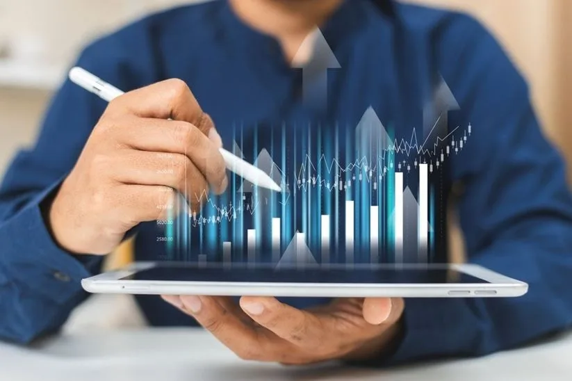 Inversionista viendo cómo crece sus inversiones en su tablet 