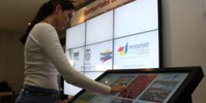 Pantallas interactivas con oportunidades de negocios en cumbre empresarial
