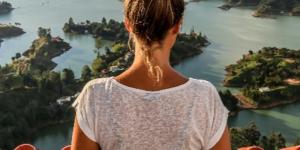 Woman in one of Colombian sustainable tourism destinations, which is part of sustainable tours developed thanks to the growth of ecotourism. 