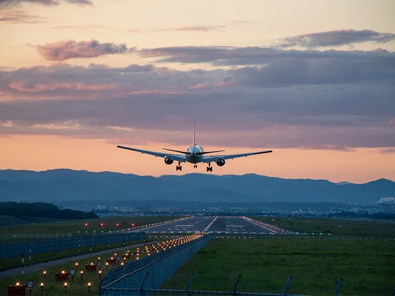 Avión volando sobre pista de aeropuerto