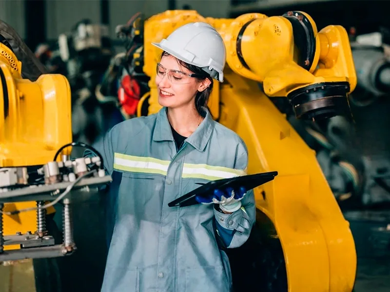 Mujer revisando maquinaria automotriz