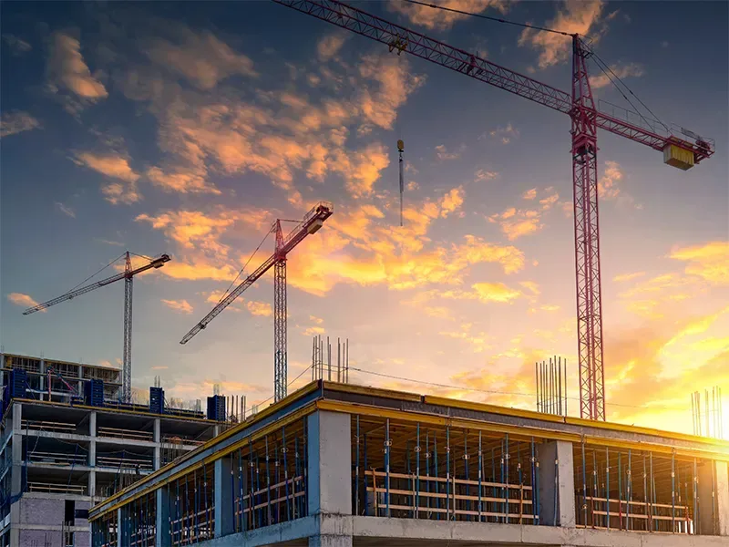 Construcción de edificio con grúas
